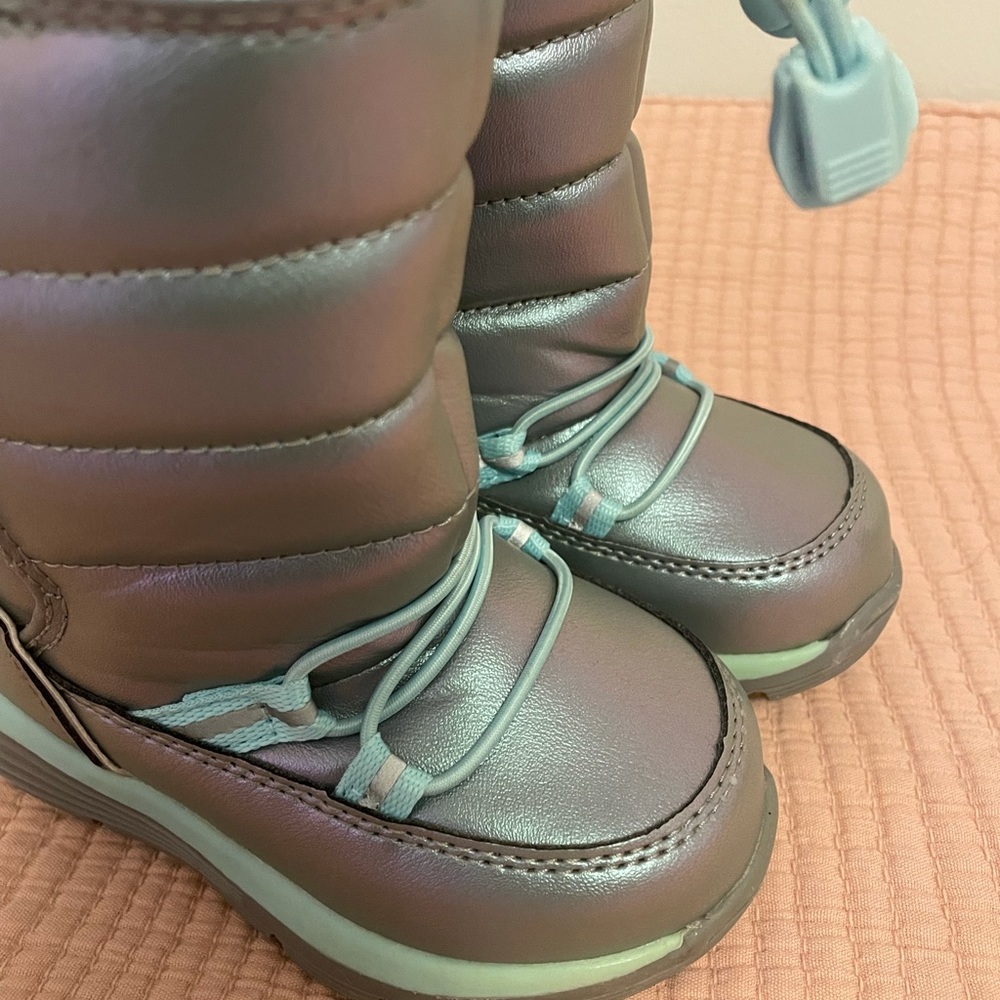 Land’s End Iridescent snow flurry boots sz 7